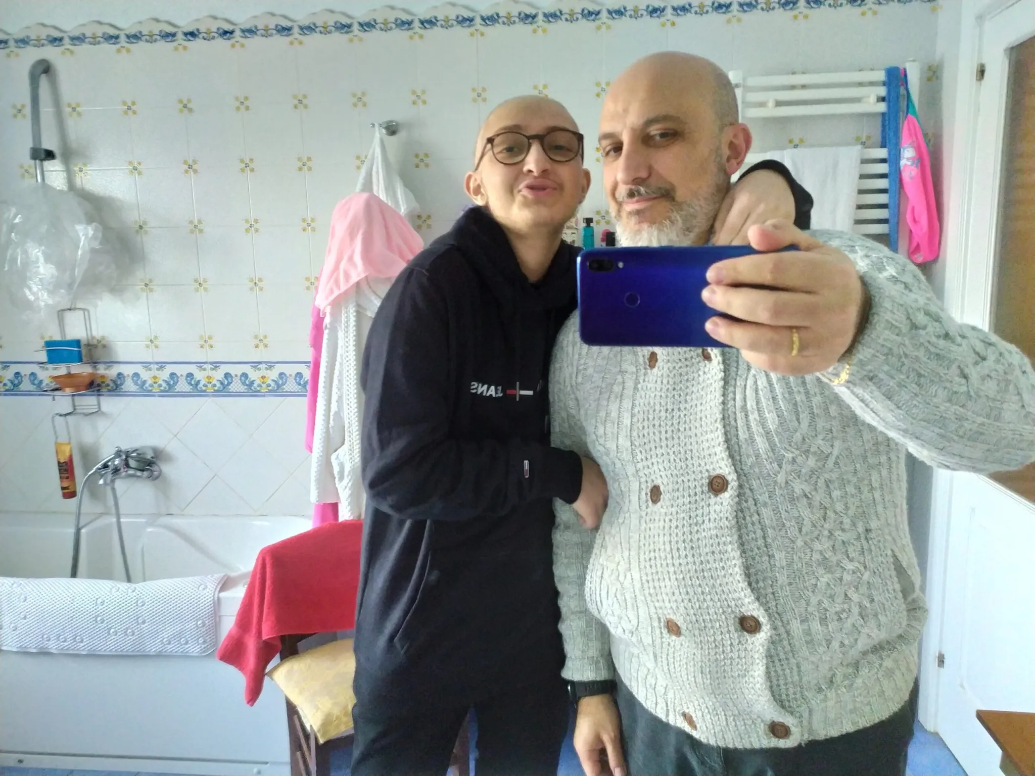 Eugenio e Remigio allo specchio in bagno