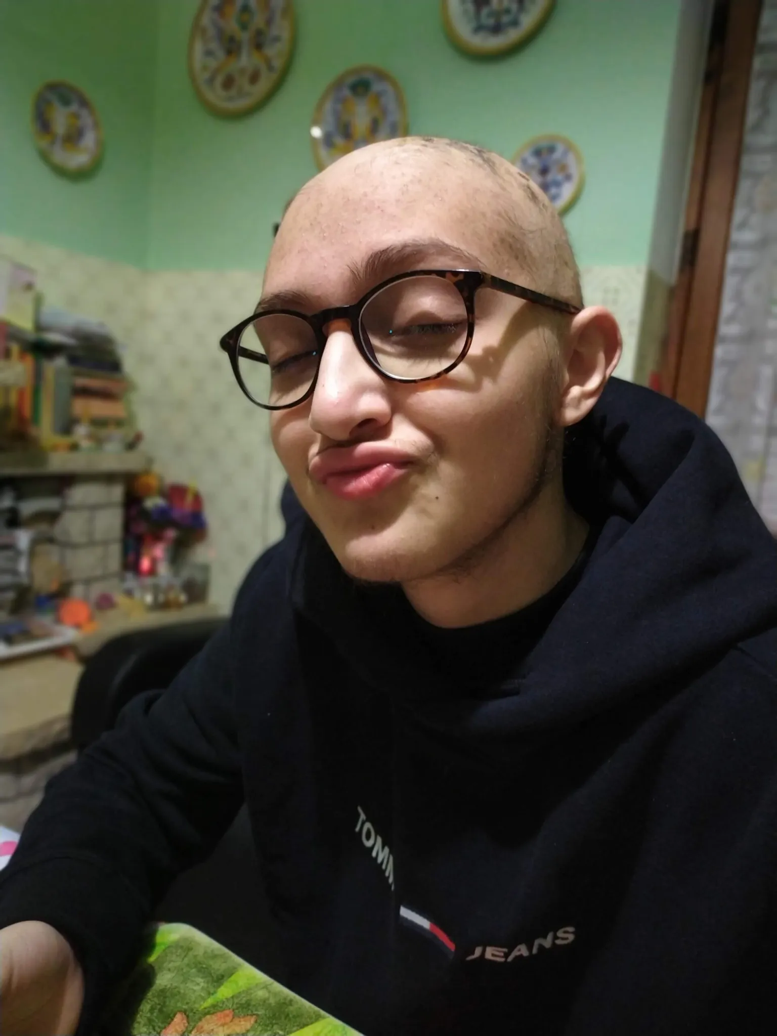 Eugenio sguardo sensuale in cucina