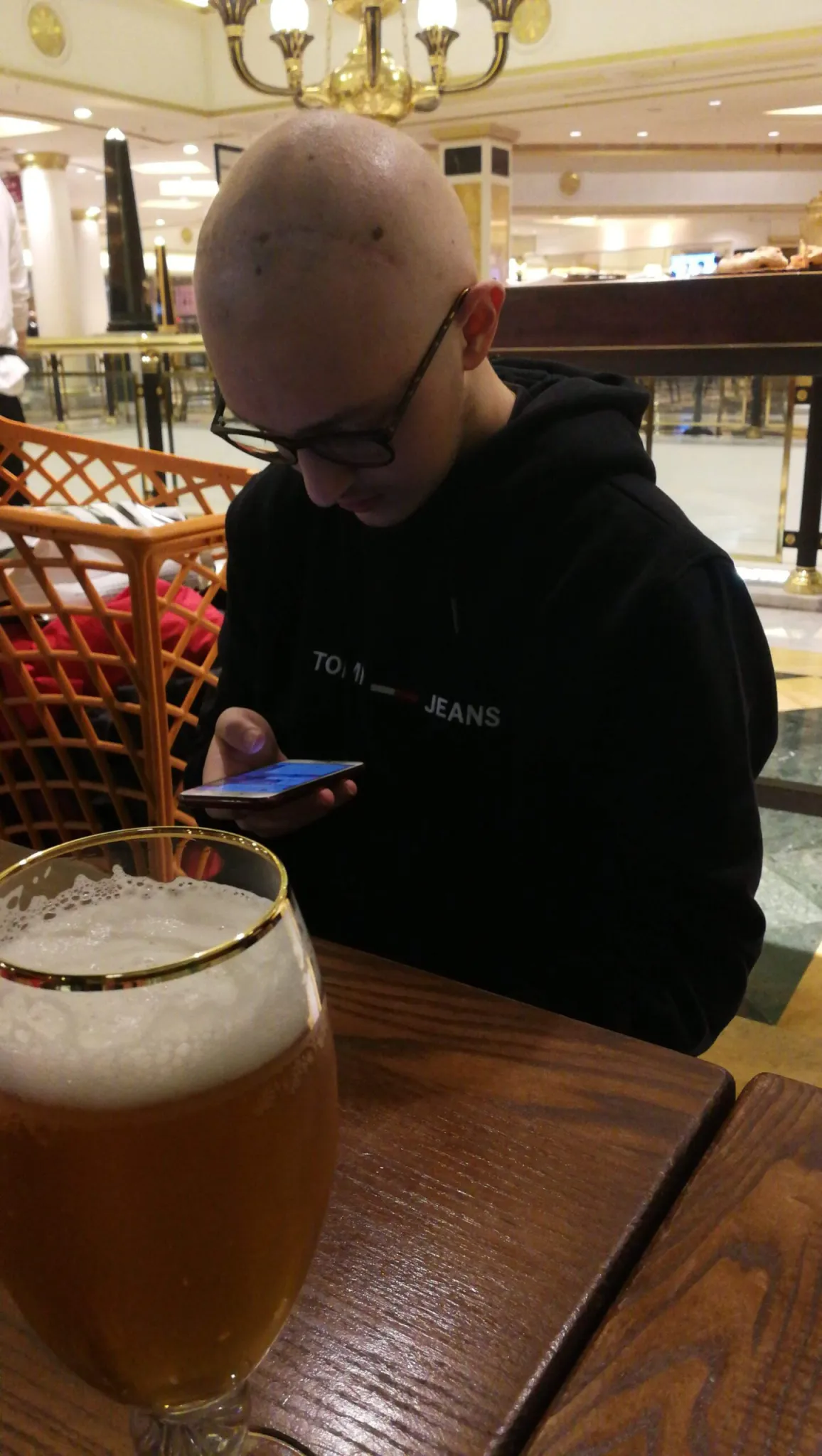 Eugenio guarda smartphone