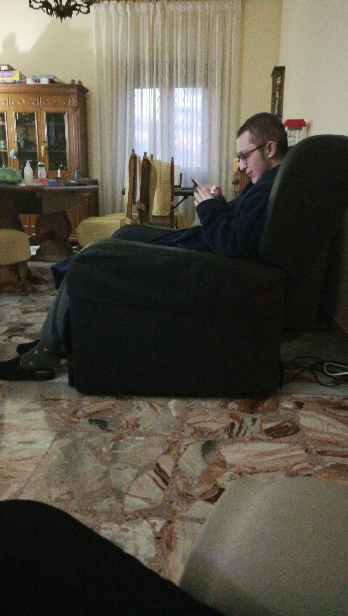 Eugenio in vestaglia blu sulla poltrona