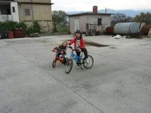 Eugenio e Francesca con la bicicletta nel 2015