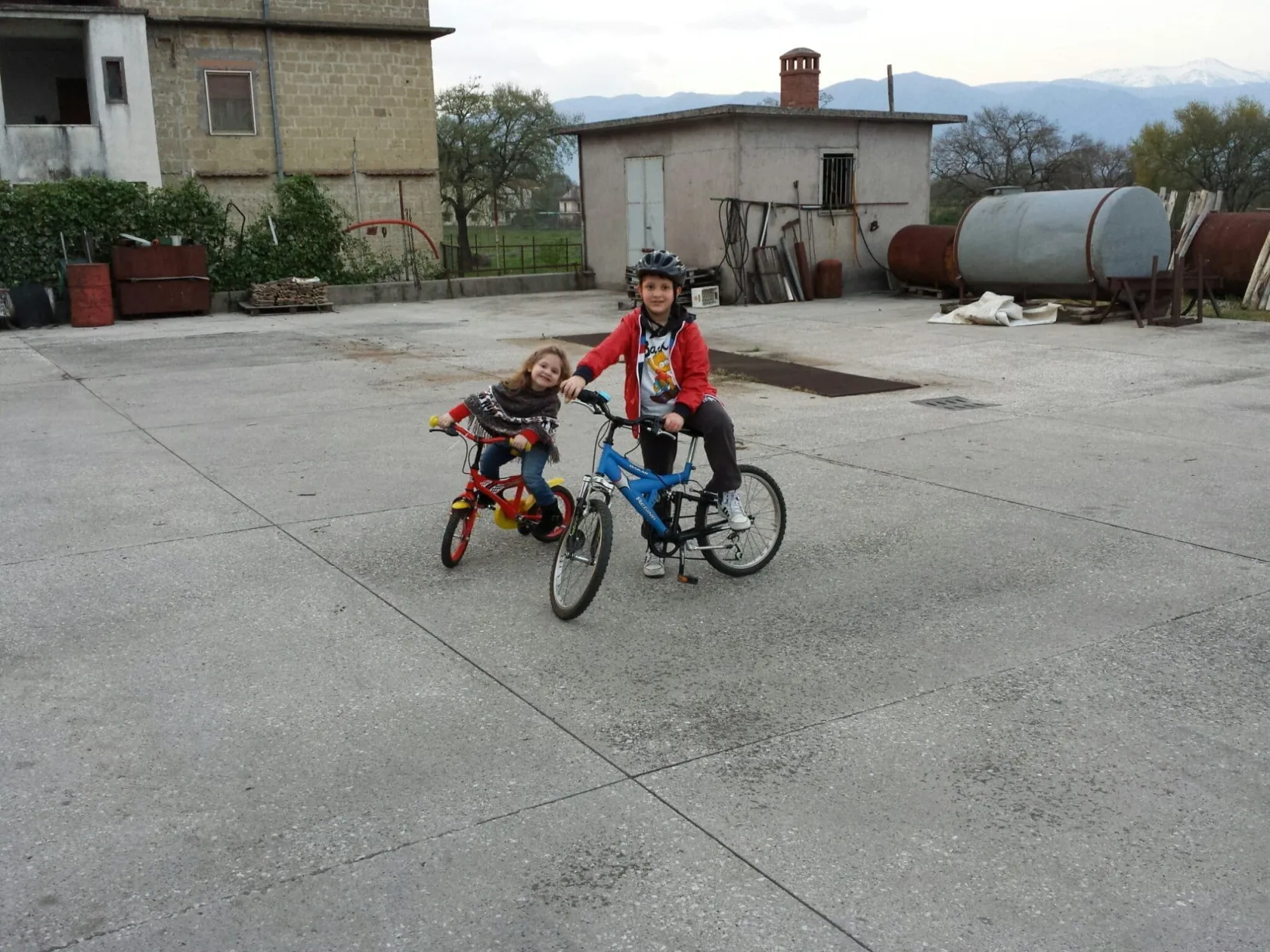 Eugenio e Francesca con la bicicletta nel 2015