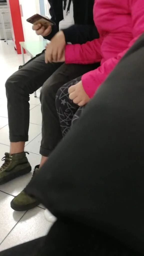 Eugenio e Francesca si tengono per mano