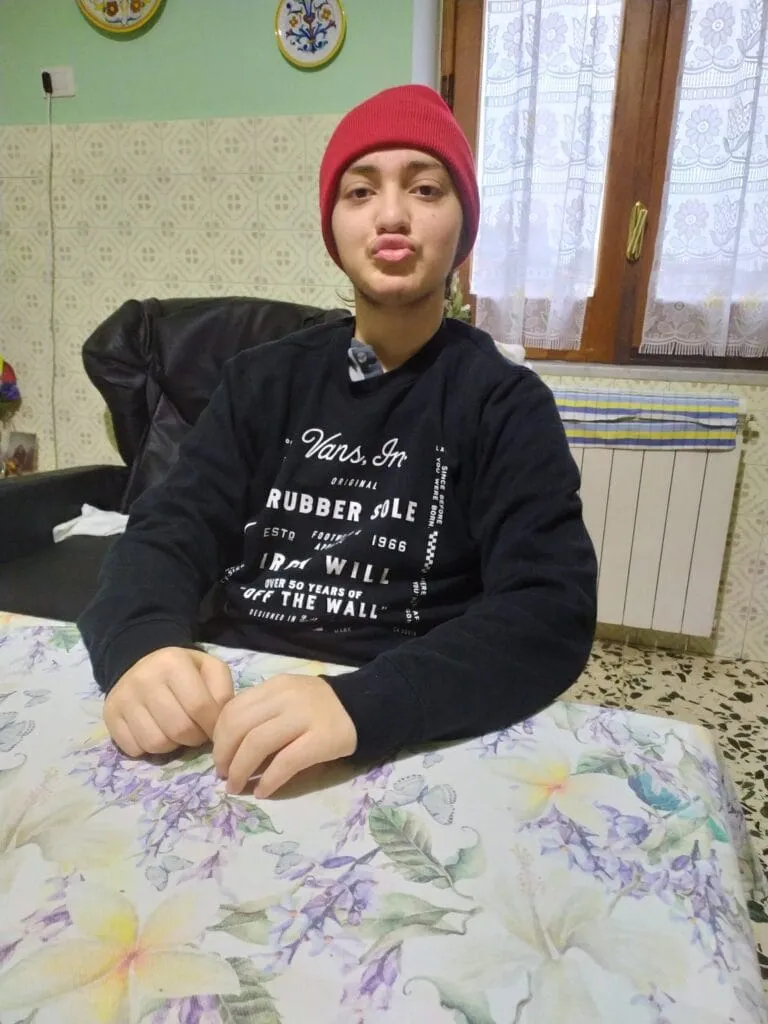 Eugenio col cappellino rosso in cucina