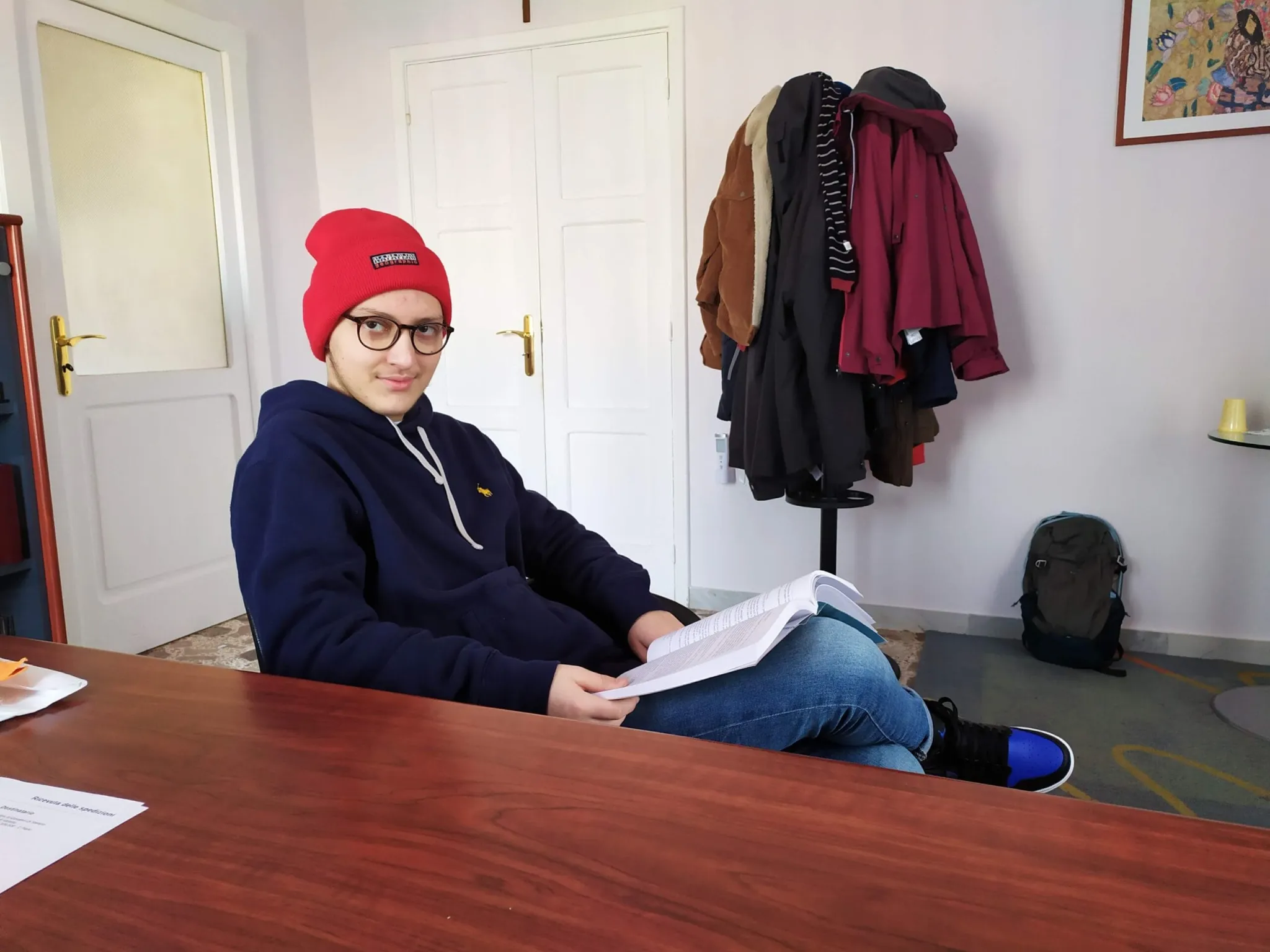 Eugenio tenebroso legge un libro