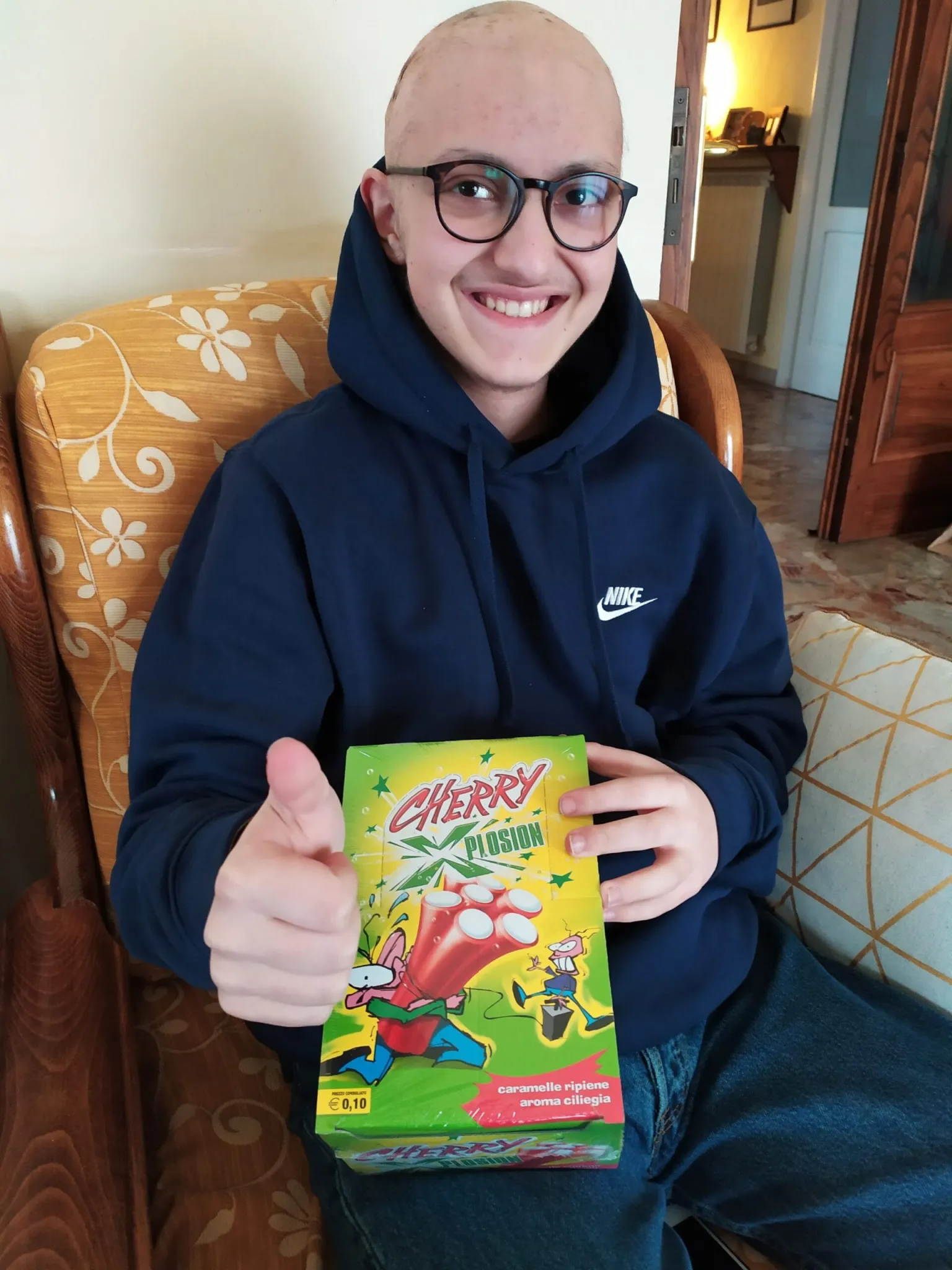 Eugenio sorridente col pacco caramelle