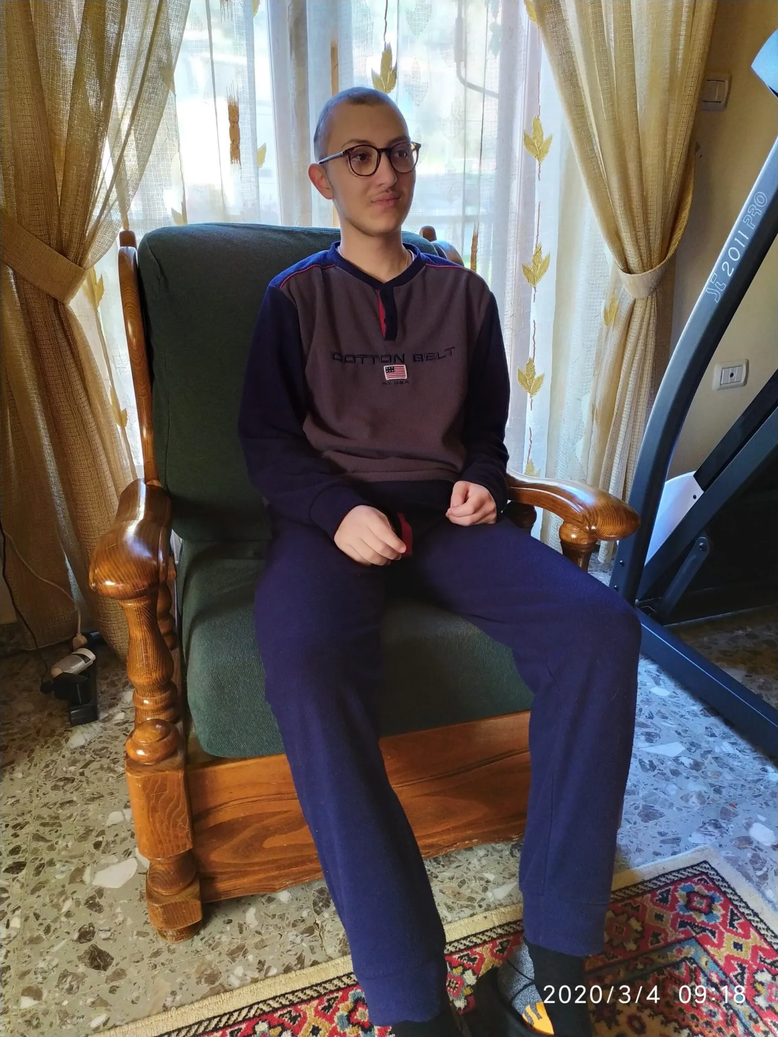 Eugenio sulla poltrona in camera da letto