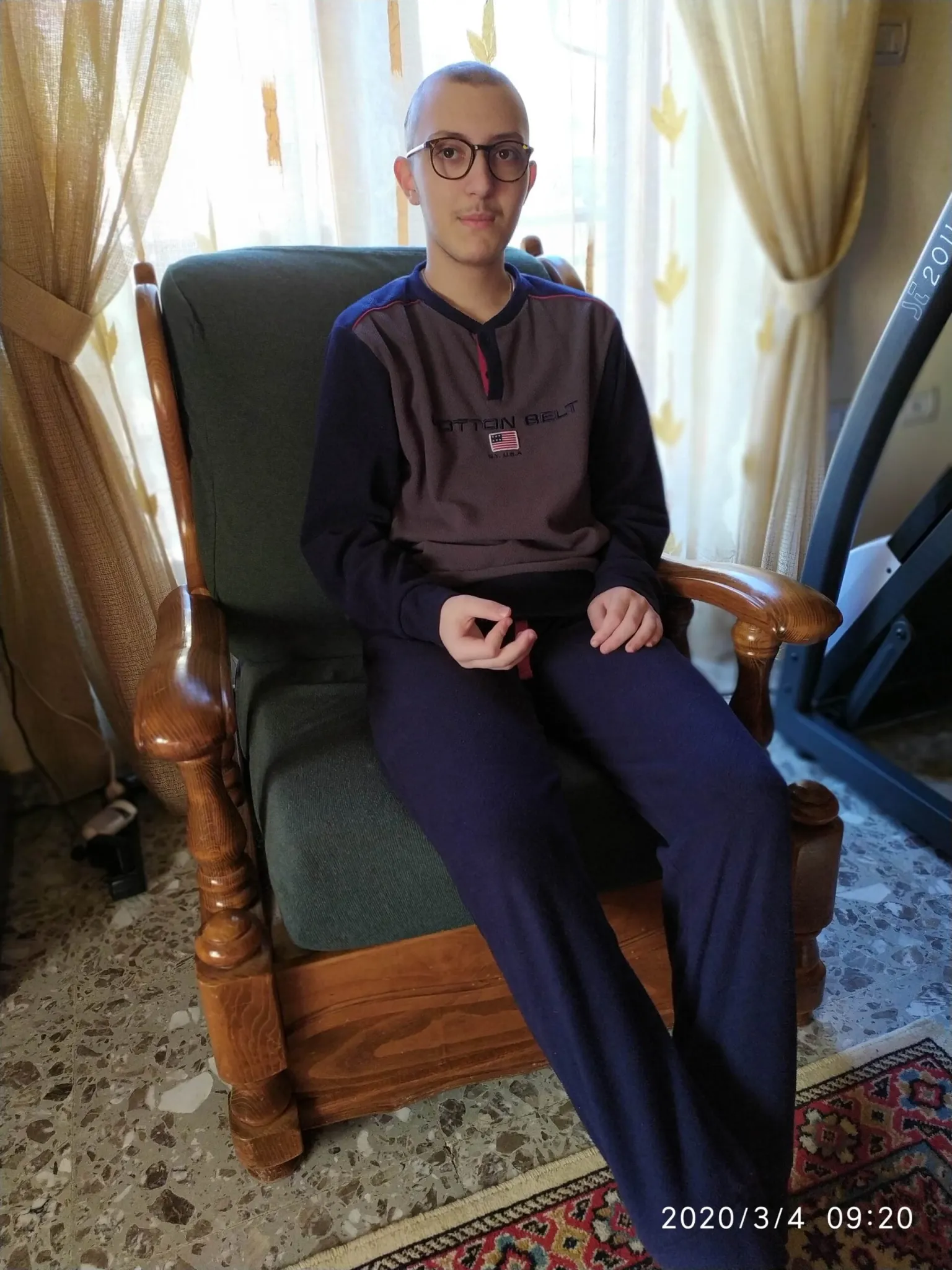 Eugenio sulla poltrona in camera da letto