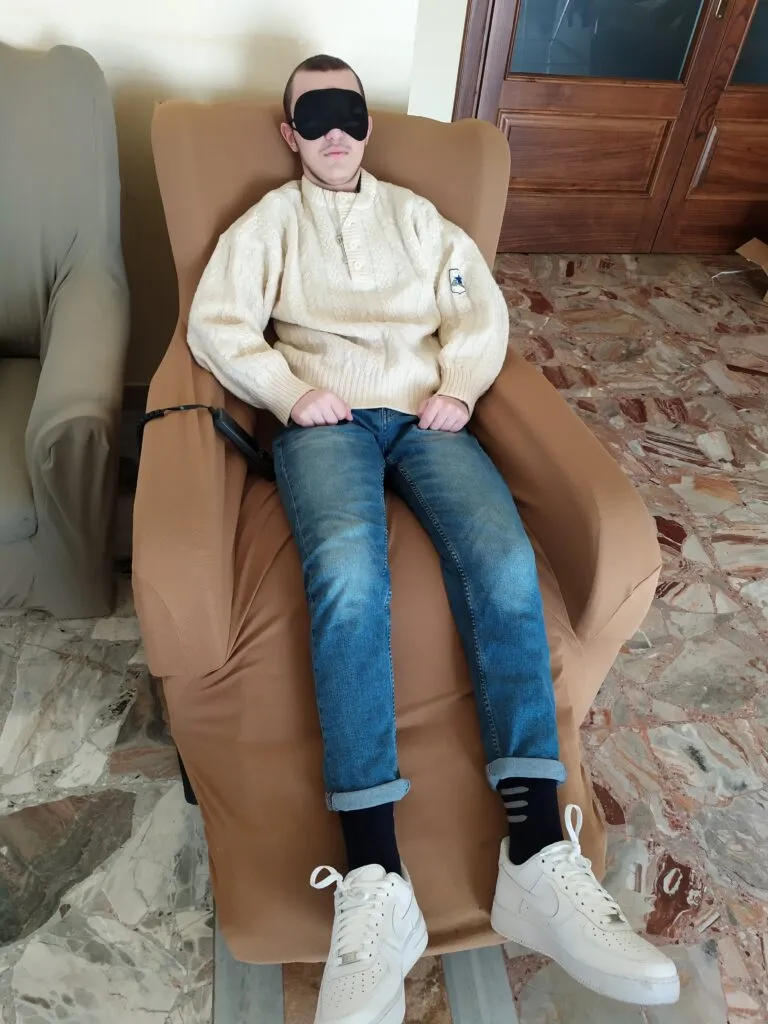 Eugenio dorme con la mascherina frequent flyer