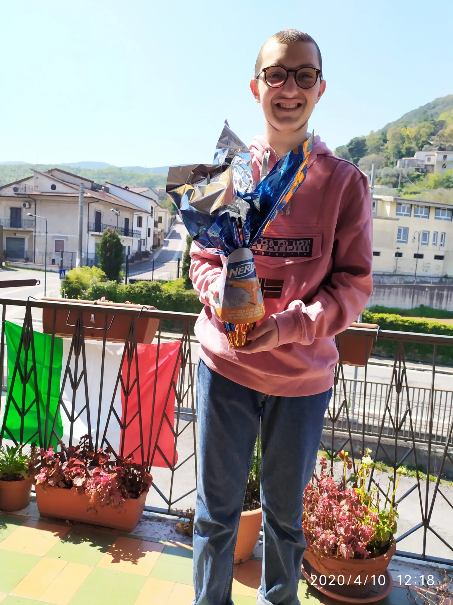 Eugenio con uovo di Pasqua