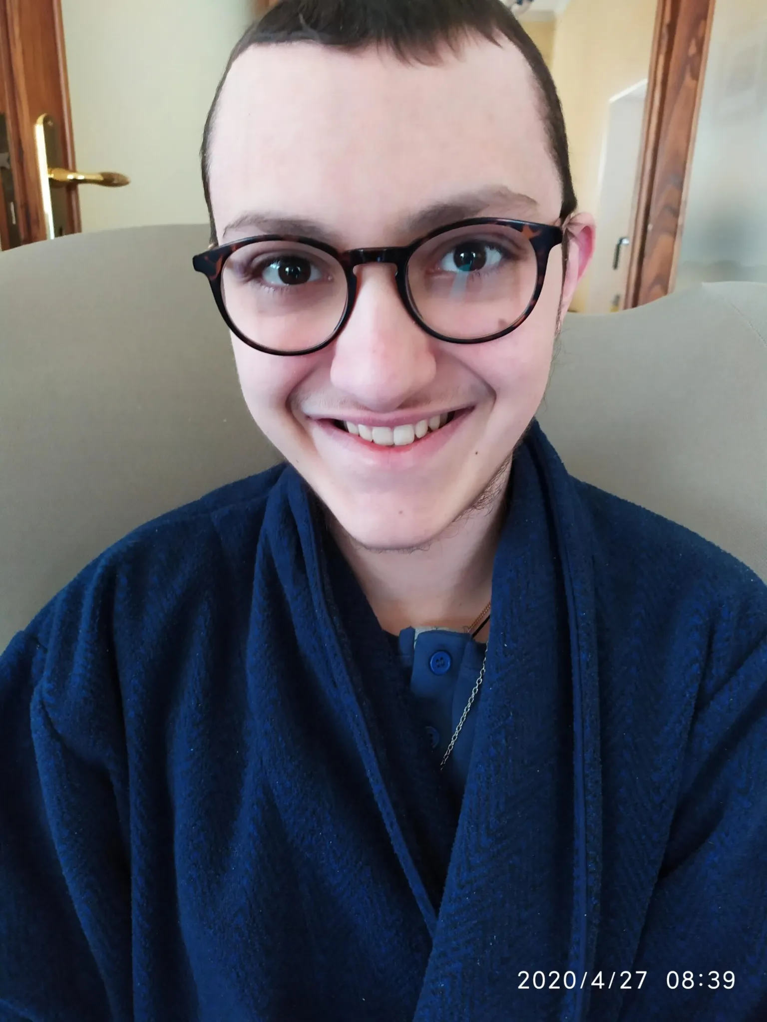 Eugenio sorride in vestaglia