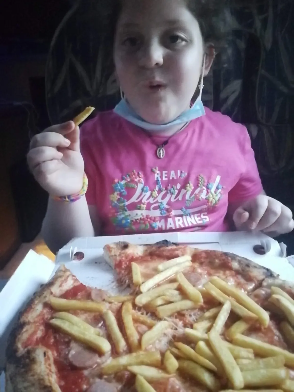 Francesca mangia la pizza nel camper Pio a Perugia