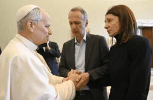 Papa Leone XIV abbraccia i genitori di Crans-Montana