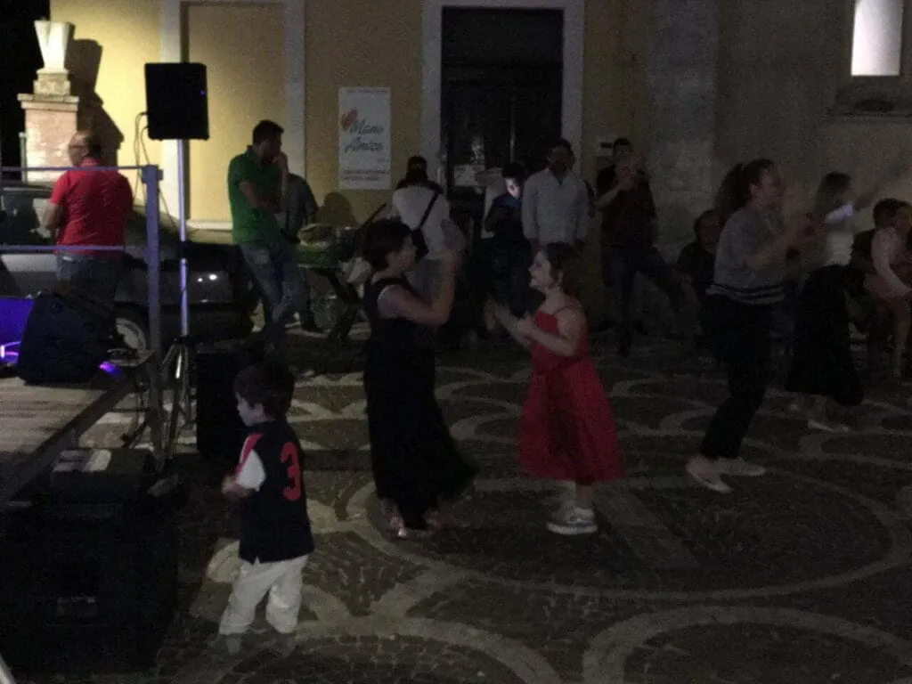 Francesca balla in piazza