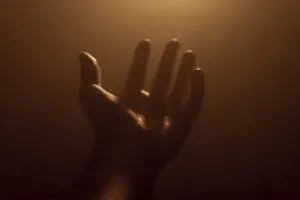 mano che implora perdono