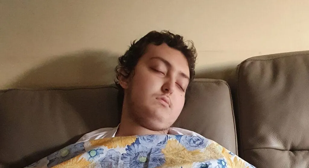 primo piano Eugenio che dorme sul divano