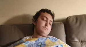 primo piano Eugenio che dorme sul divano