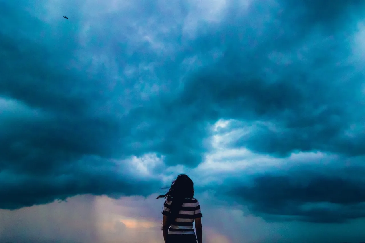 ragazza nelle tempeste