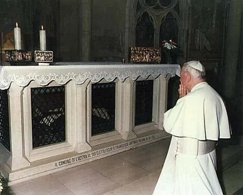 San Giovanni Paolo II sulla tomba di San Francesco Fasani