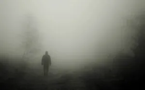 camminare nel buio, nebbia