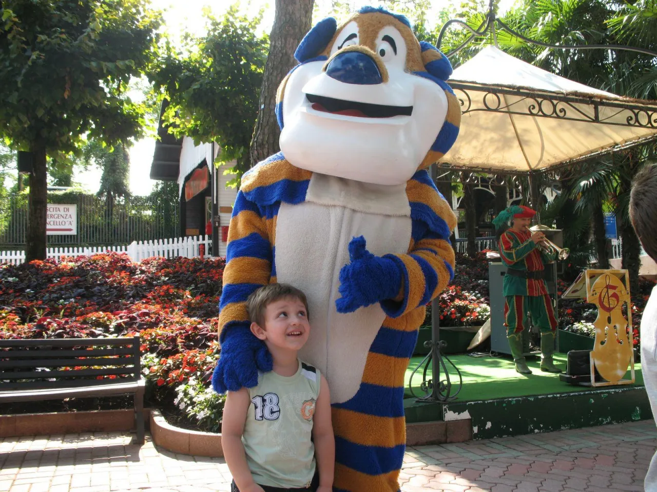 Eugenio con pupazzo a Gardaland