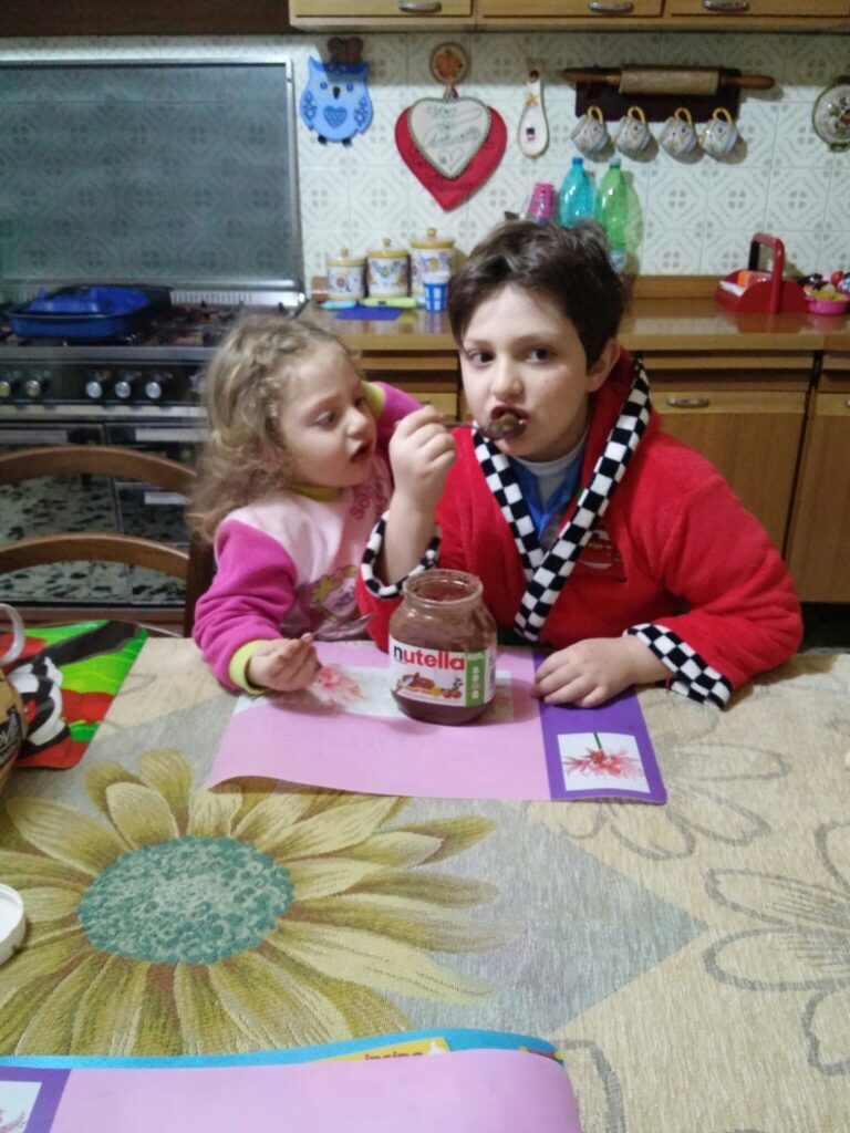 Eugenio e Francesca 2015 mangiano Nutella