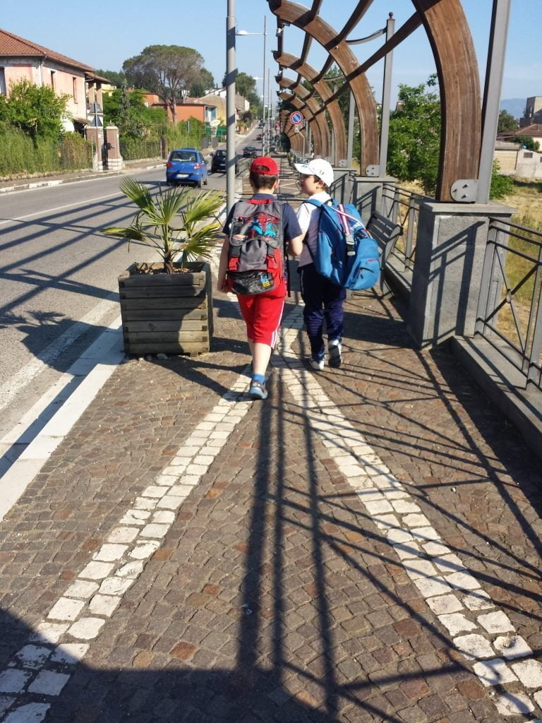 Eugenio e Nicola in cammino verso scuola