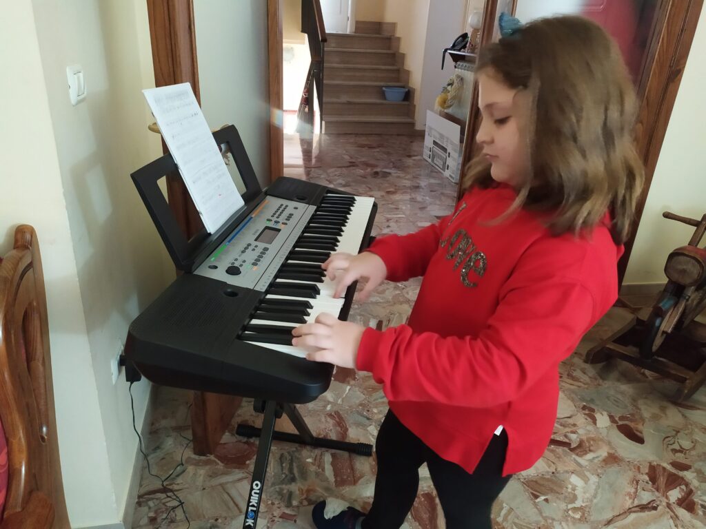 pianoforte di Francesca appena regalato dai Leuci