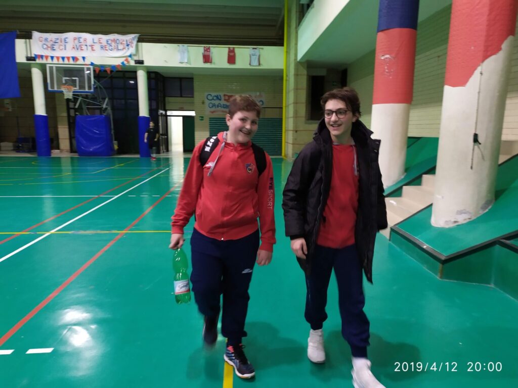 Eugenio e Nicola escono dalla palestra basket CSI
