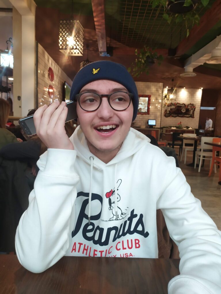 Preghierina del 6 agosto 2025 Eugenio ascolta telefonico a Roma con la felpa bianca