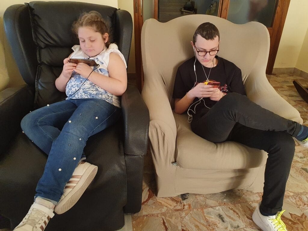 Eugenio e Francesca con lo smartphone