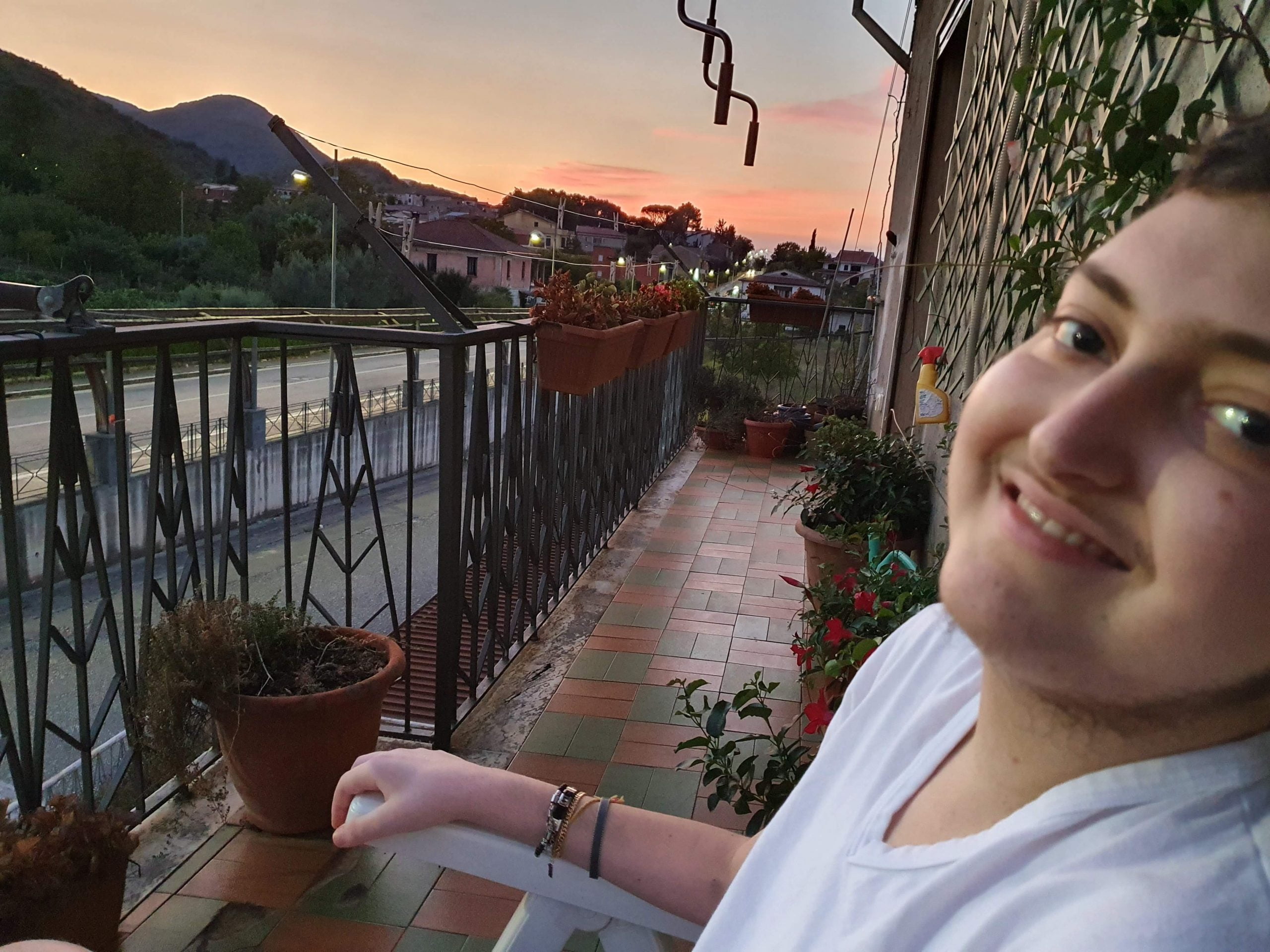 Eugenio al sole sul balcone
