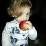 Francesca mangia la mela nel 2013