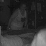 Giuseppina controlla Eugenio nel lettuccio