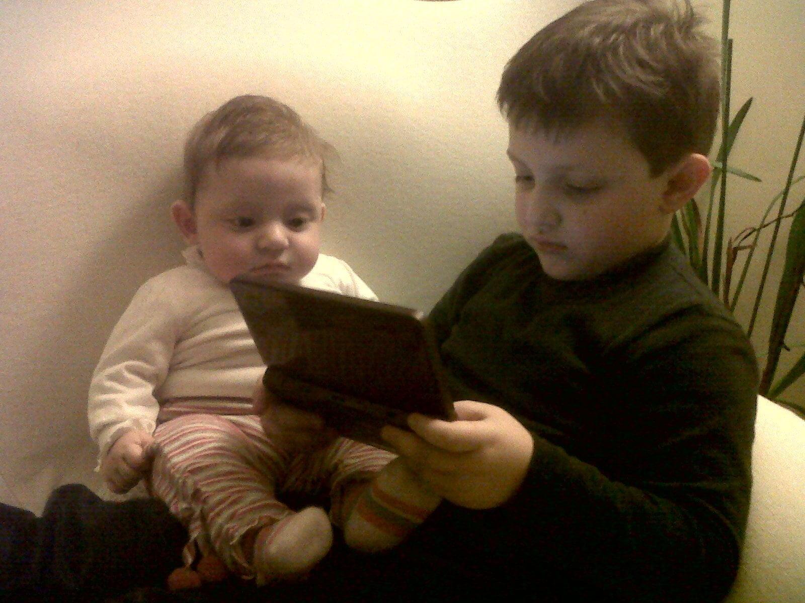 Eugenio e Francesca con la Nintendo
