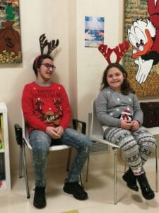 Eugenio e Francesca con le corna da alce nella saletta Gemelli