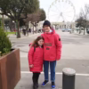 Eugenio e Francesca vicino alla ruota panoramica a Foggia