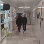 Giuseppina e Eugenio si avviano verso la stanza della Cacchione