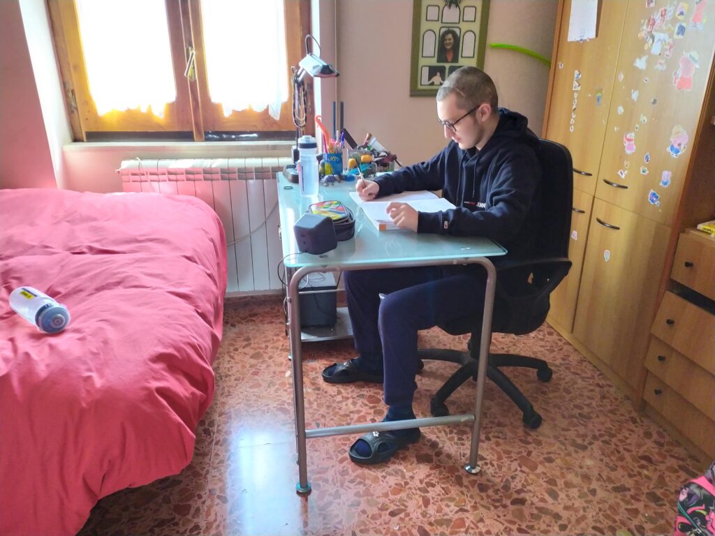 Eugenio studia alla scrivania in cameretta