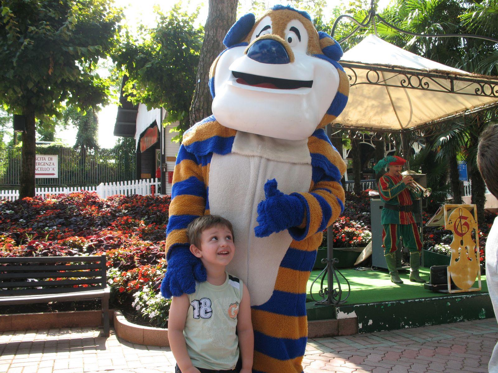 Eugenio con pupazzo a Gardaland