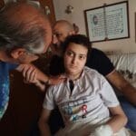 Gilberto accarezza Eugenio nel lettuccio