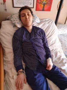 Eugenio pigiama blu nel suo lettuccio