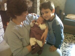 Giuseppina tiene in braccio Francesca