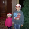 Eugenio e Francesca vicino all'albero di natale
