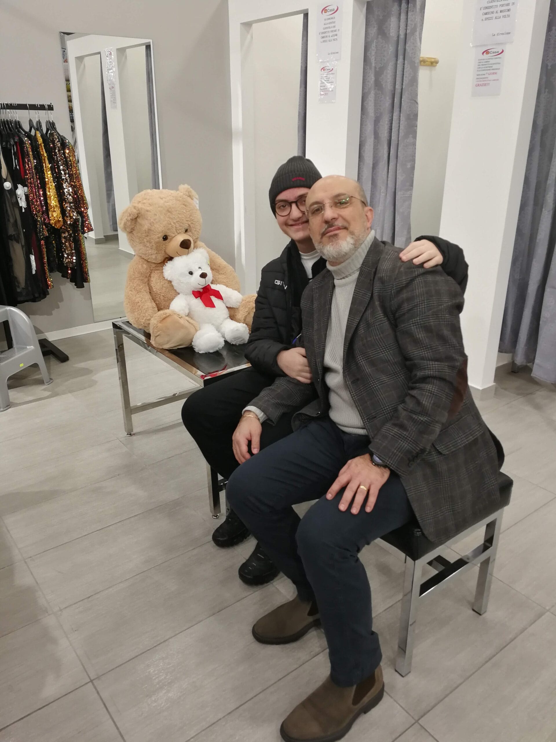 Eugenio e Remigio nel negozio incasa