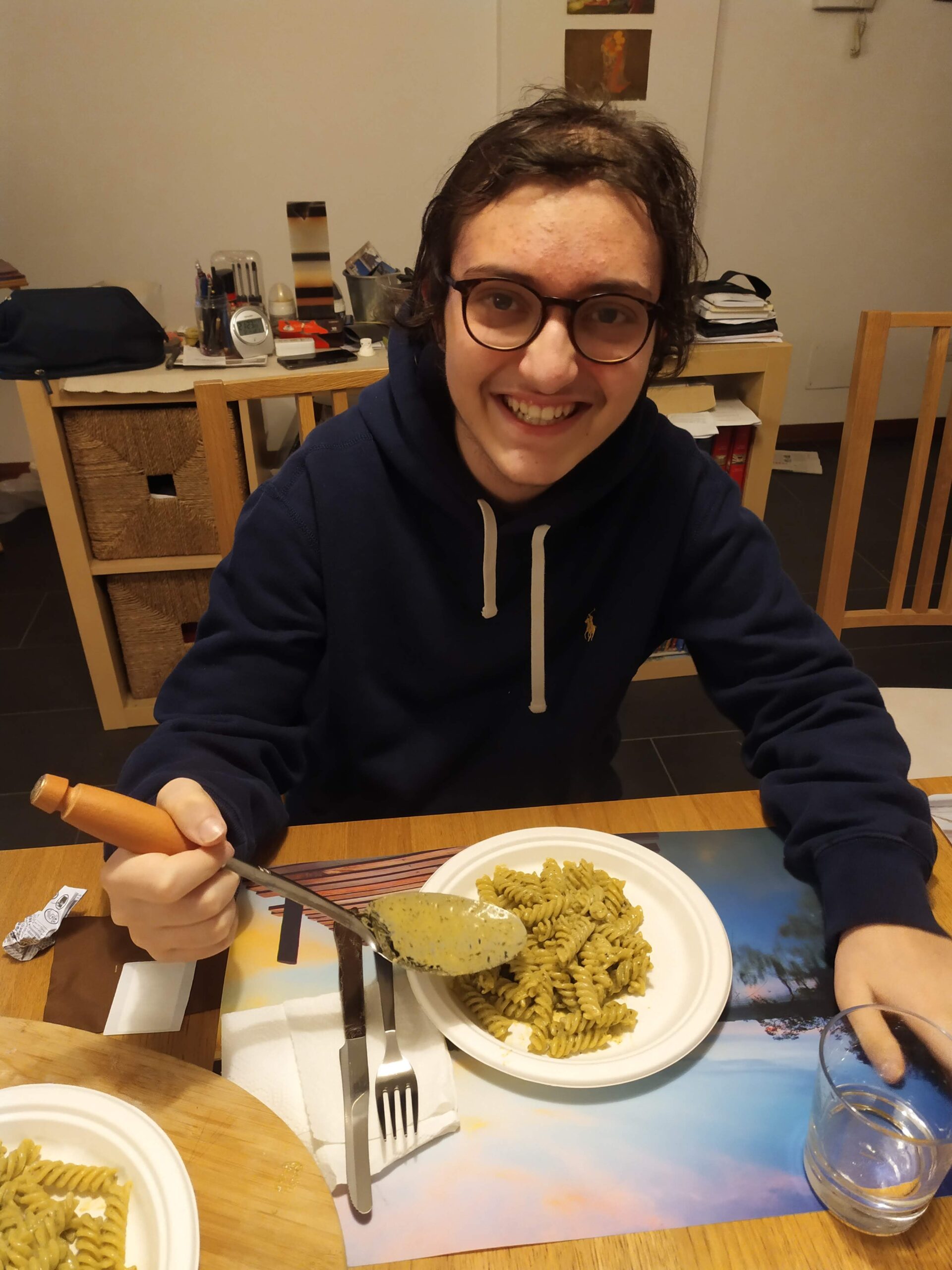 Eugenio gusta la pasta a casa Roma