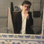 Eugenio allo specchio nel bagno