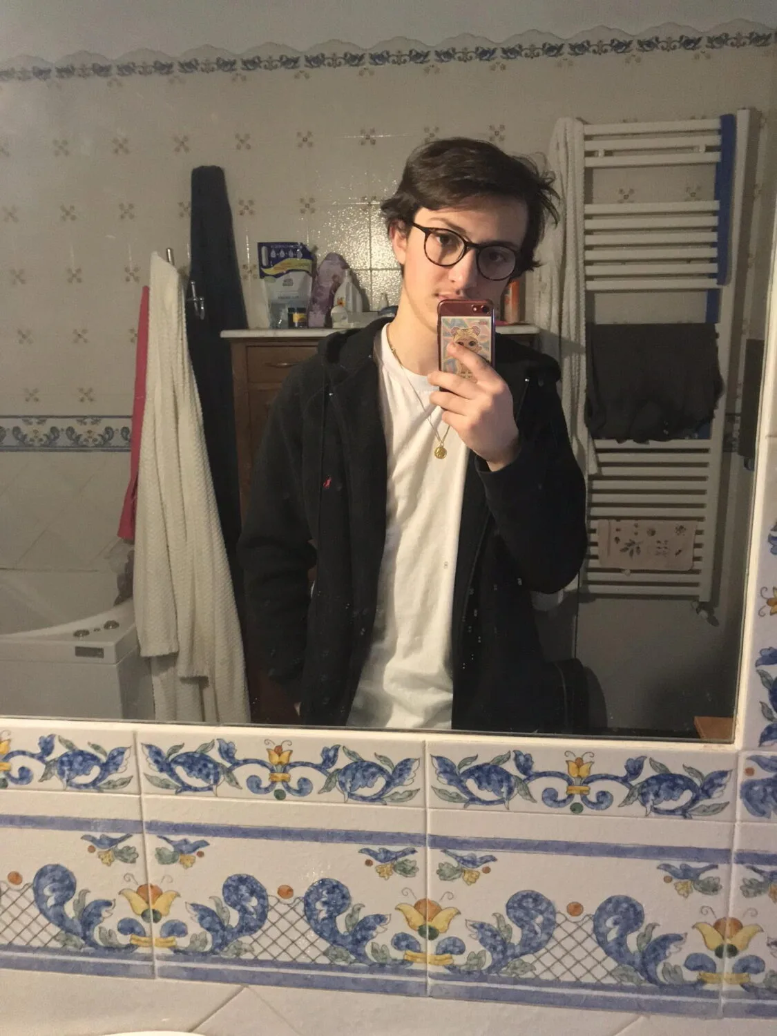 Eugenio allo specchio nel bagno