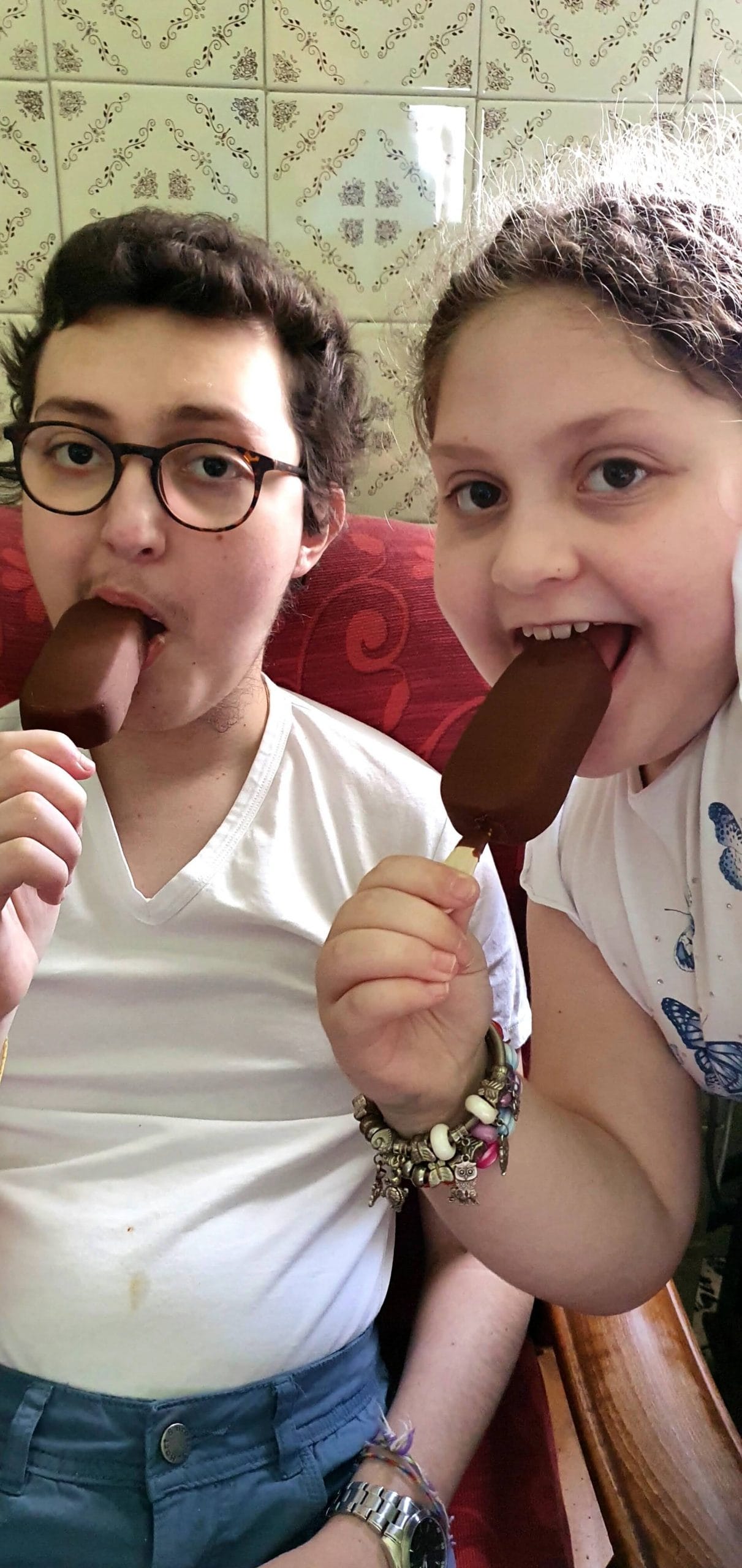 Eugenio e Francesca mangiano il gelato