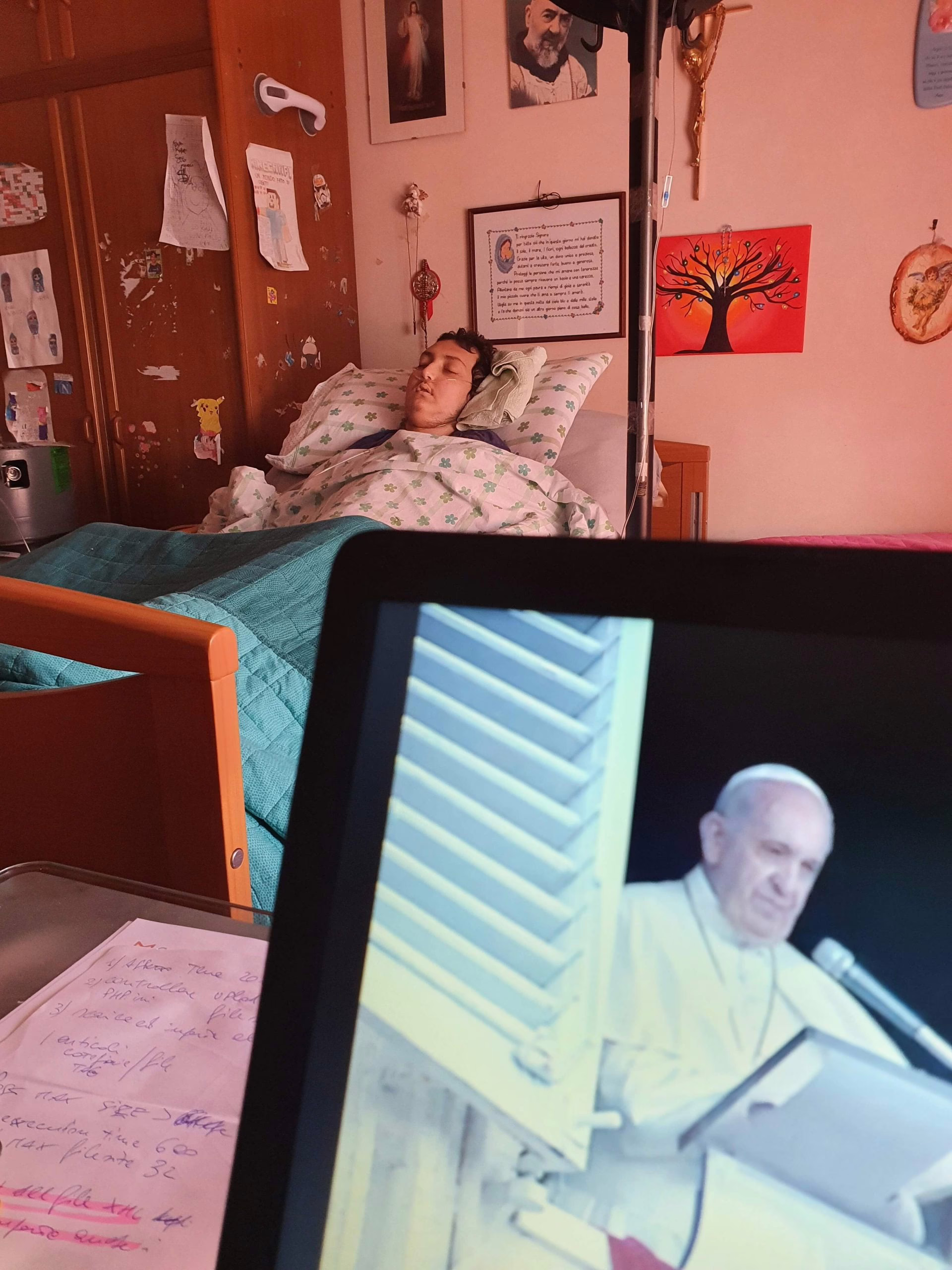 Eugenio nel lettuccio mentre ascoltiamo Papa Francesco al pc